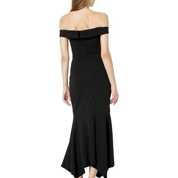 Xscape Gown Asymmetric Off the Shoulder Handkerchief Hem
Dress in black Size 8 - Picture 4 of 8